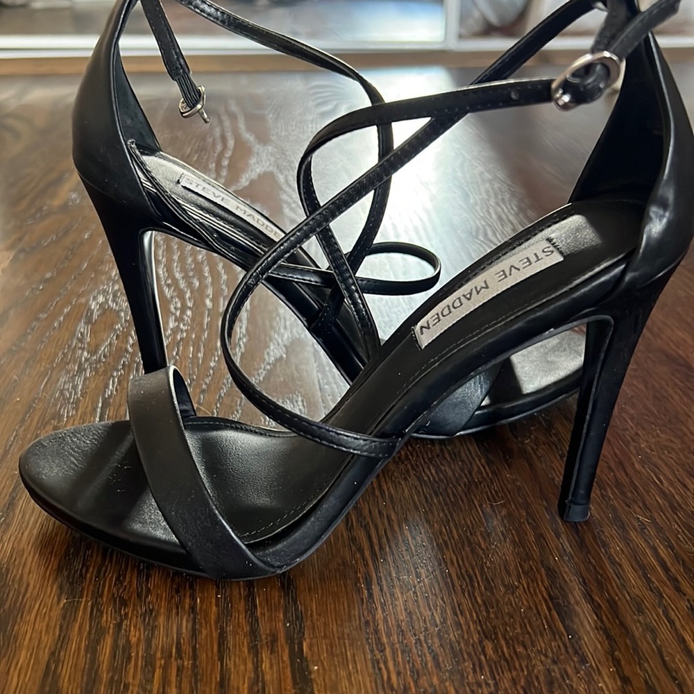 Steve Madden black strap sandals